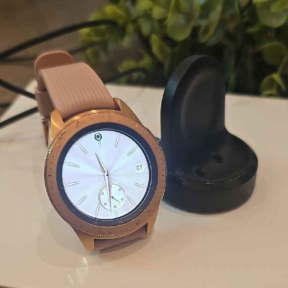 Rose Gold Samsung Smartwatch with Charging Dock - Picture 1 of 12